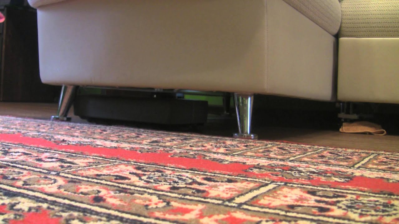 Робот пылесос Neato чистит под диваном neato robot cleaning under the sofa