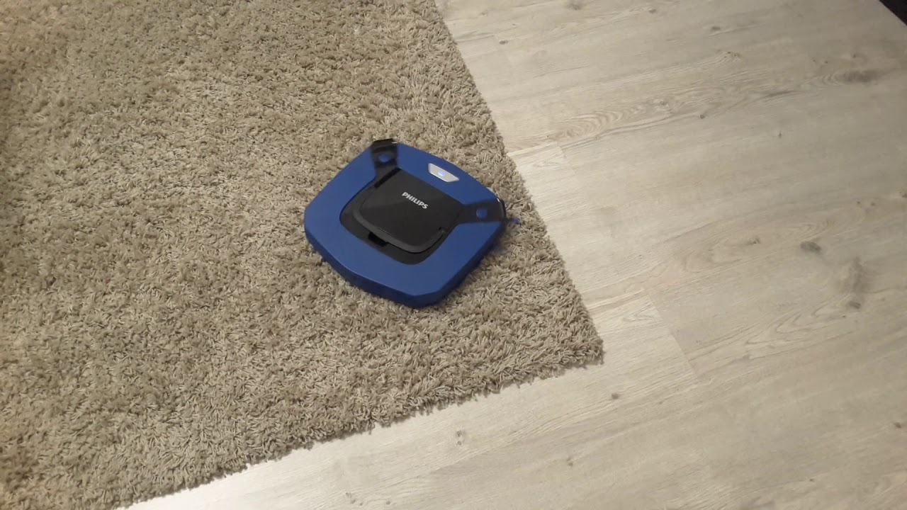 Робот-пылесос Philips заезжает на ковер